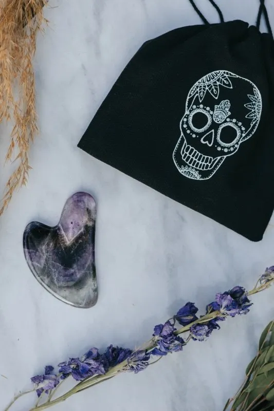 Xander Kostroma Amethyst Crystal Gua Sha with Black Skull Pouch – 8.5 cm Facial Massage Tool for Lymphatic Drainage, Anti-Aging & Glowing Skin | Natural Amethyst for Stress Relief, Skin Contouring & Wrinkle Reduction