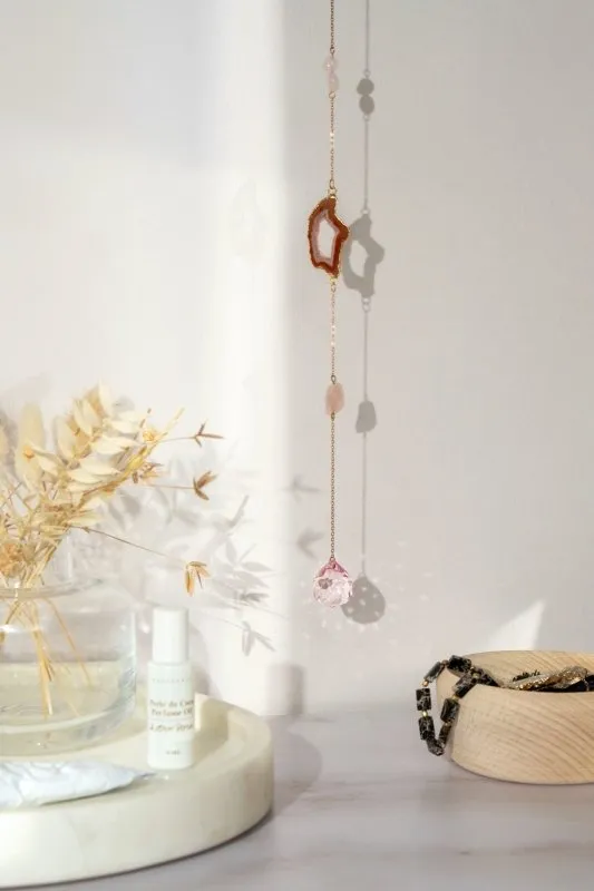 Xander Kostroma Raw Rose Quartz Crystal Window Suncatcher – 8.5 cm Natural Rose Quartz Hanging Crystal for Positive Energy, Emotional Healing, & Feng Shui | Ideal Gift for Spiritual Wellness & Home Décor